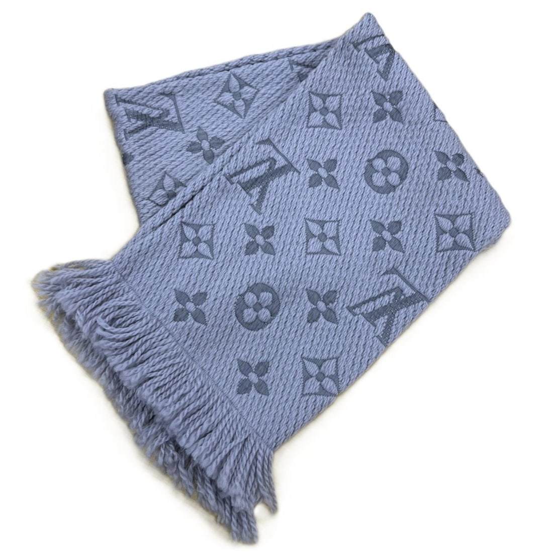 Louis Vuitton M74742 Monogram Scarf Echarpe Mania Gris Perle Grey (Women's/Men's): --- Catalog ---Category: SizeSize (LxW): 1.67m x 26cm / 65.74'' x 10.23''Category: DesignType: StoleColor: GrayGender: Men,WomenMaterial: Wool 94%, Silk 6%Category: GeneralLine: MonogramBrand: Louis V