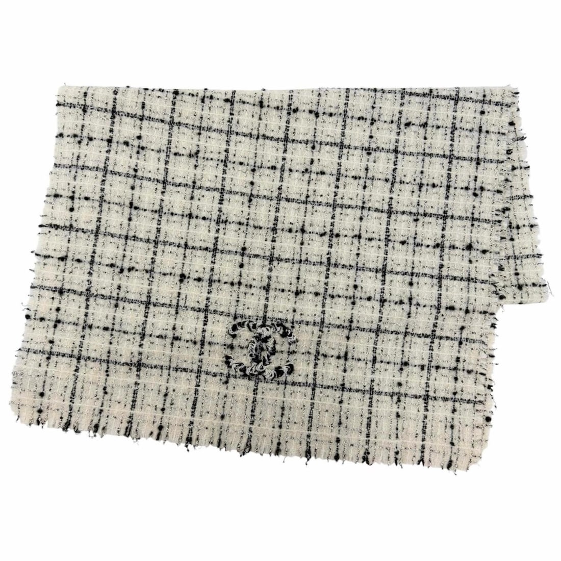 CHANEL 2025/2026 Model AAB731 Current Cashmere Blend Cruise Collection Show Coco Mark Tweed: --- Catalog ---Category: SizeSize (LxW): 1.88m x 67cm / 74.01'' x 26.37''Category: DesignType: StoleColor: Black, WhiteGender: WomenSeason: CruiseMaterial: Cashmere , Wool , Viscose , Cotton Category: