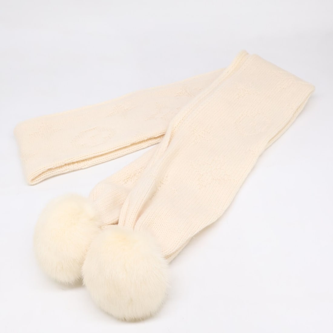 LOUIS VUITTON 401910 Mink Fur Pom Cashmere Stole Scarf Ivory Women's: --- Catalog ---Category: SizeSize (LxW): 1.83m x 29cm / 72.04'' x 11.41''Category: DesignType: StoleColor: IvoryGender: WomenMaterial: Cashmere Category: GeneralBrand: Louis Vuitton--- Item List ---Se