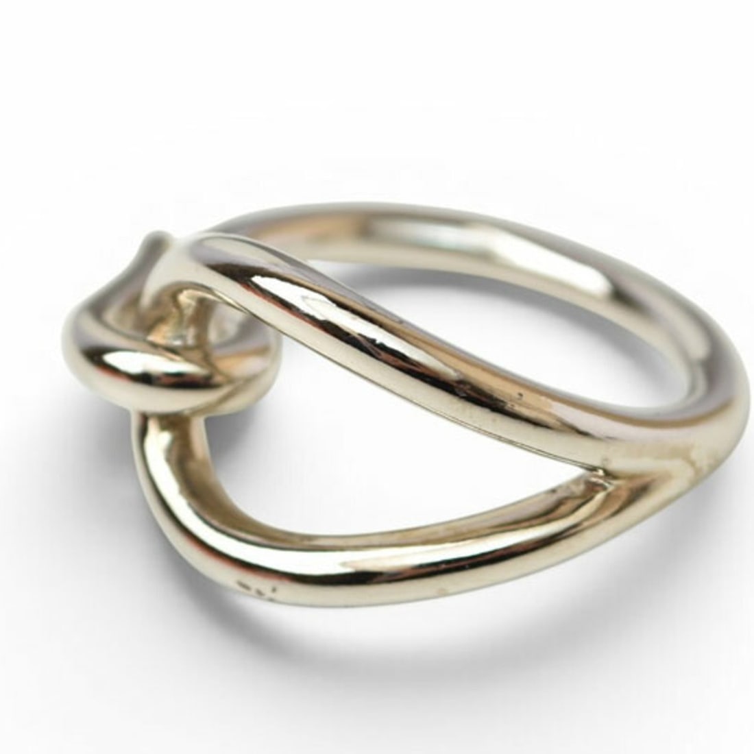Hermes Scarf Ring Holder HERMES Jumbo Silver Palladium: --- Catalog ---Category: DesignType: Scarf ringColor: SilverGender: WomenMaterial: Metal Category: GeneralBrand: HermesCategory: Physical PropertiesSize (HxWxD): 2.6cm x 3cm / 1.02'' x 1.18''--- Item 