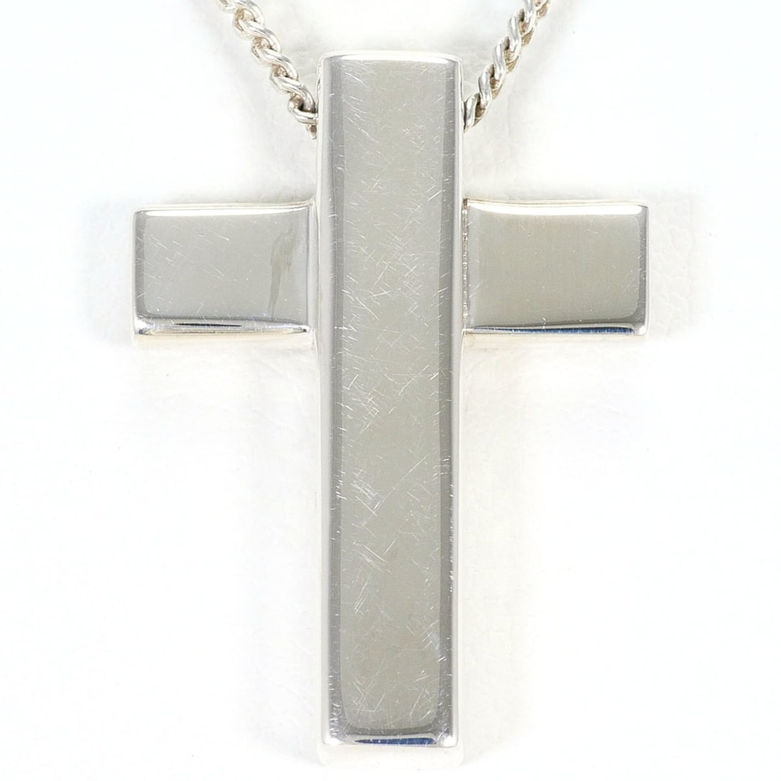 Gucci silver necklace, total weight 8.0g, 41cm, like new.: --- Catalog ---Category: SizeWeight: 8g / 0.28oz.Pendant Size: 24mm x 17mm / 0.94'' x 0.66''Neck Circumference: 41 cm / 16.14''Category: DesignGender: WomenMaterial: Silver 925Necklace Type: NecklaceC
