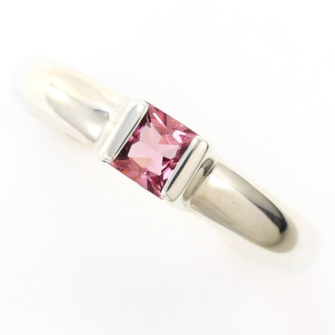 Tiffany & Co. Cocktail Silver Ring, Size 1, Pink Tourmaline, Total Weight 2.5g, Like New Condition.: --- Catalog ---Category: SizeWidth: 4mm / 0.16''Weight: 2.5g / 0.08oz.JP Size: 11.5US Size: 6Category: DesignType: Band ringStone: TourmalineGender: WomenMaterial: Silver 925Stone Color: PinkCategory: