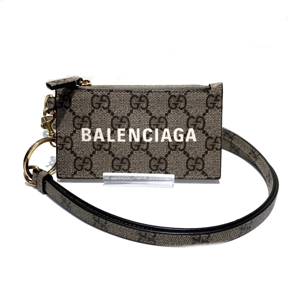 Gucci & Balenciaga The Hacker Project Wallet/Coin Case 681706: --- Catalog ---Category: SizeSize (HxWxD): 7.5cm x 13cm x 1cm / 2.95'' x 5.11'' x 0.39''Category: DesignType: Coin purse/coin caseColor: BrownGender: WomenClosure: ZipperMaterial: PVC Category: Genera