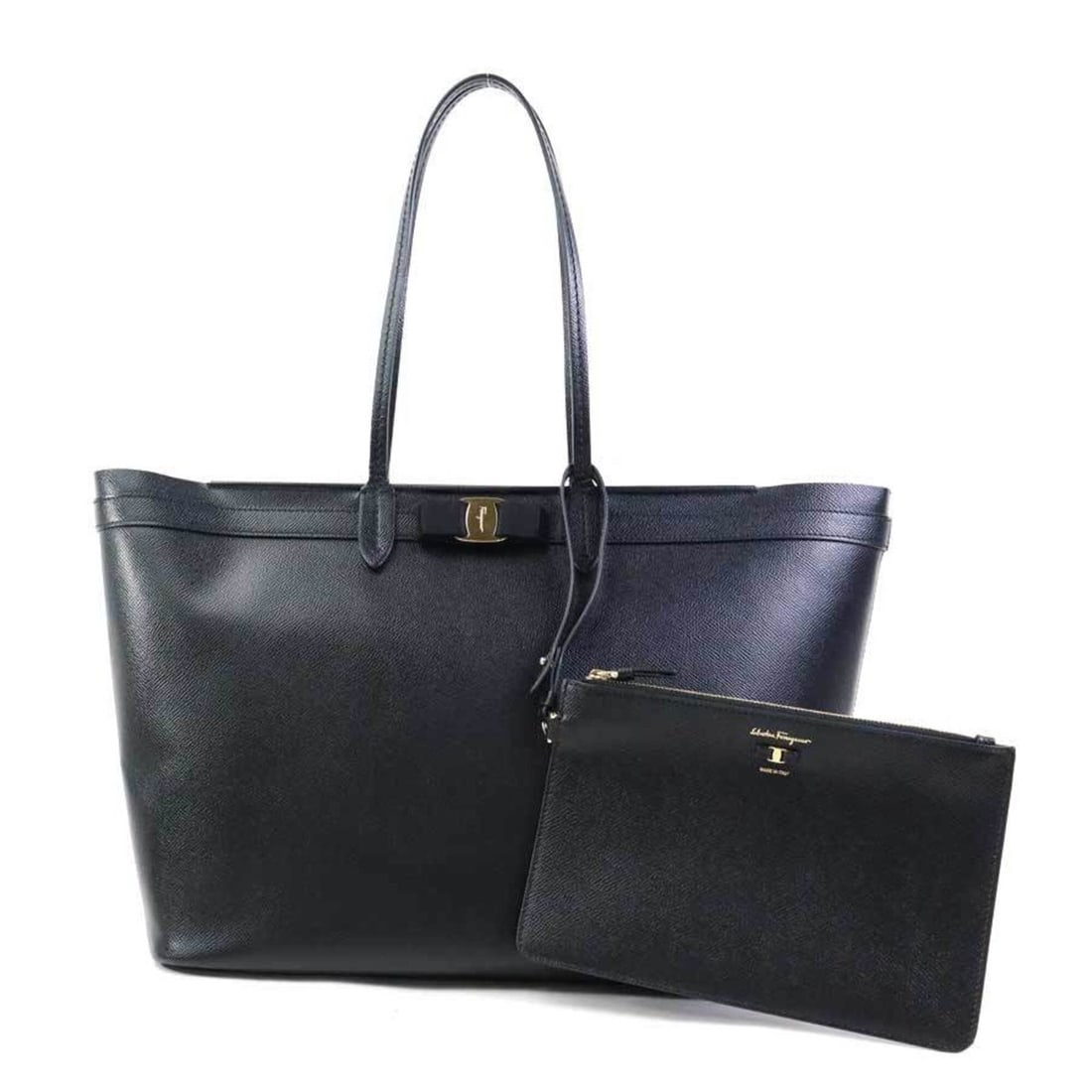 Salvatore Ferragamo shoulder bag, Vara ribbon, leather, black, women's, h32340k: --- Catalog ---Category: SizeSize (HxWxD): 29cm x 36cm x 15.5cm / 11.41'' x 14.17'' x 6.1''Category: DesignType: Shoulder bagColor: BlackGender: WomenMaterial: Leather Category: GeneralBrand: Salvator
