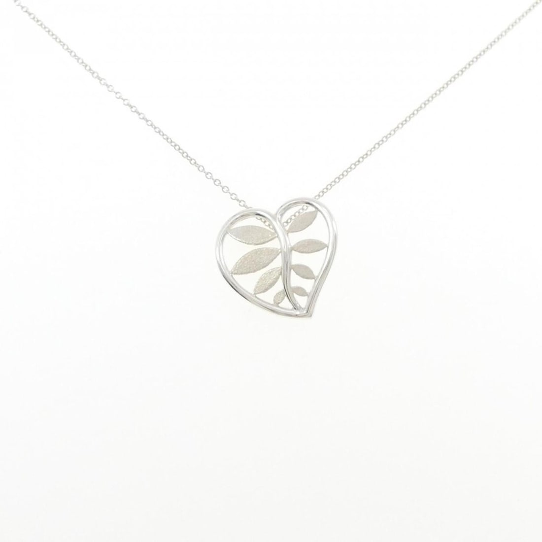 Tiffany 925 Necklace: --- Catalog ---Category: SizePendant Size: 18.6mm x 19.2mm / 0.73'' x 0.75''Neck Circumference: 44 cm / 17.32''Category: DesignGender: WomenMaterial: Silver 925Pendant Type: PendantNecklace Type:
