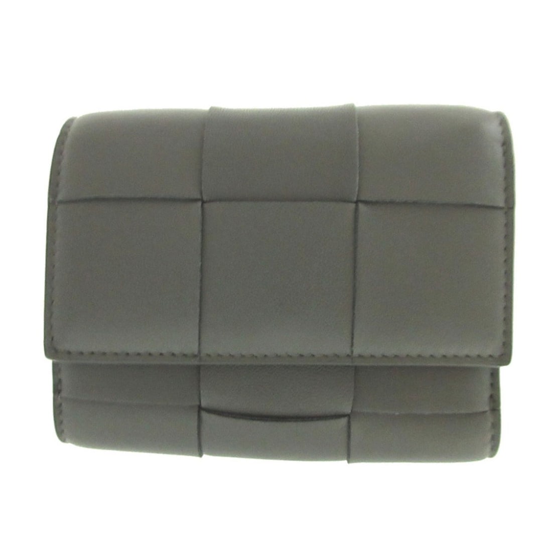 Bottega Veneta Maxi Intrecciato Cassette 651372 Leather Grey Compact Wallet 1632BOTTEGA VENETA: --- Catalog ---Category: SizeSize (HxWxD): 9.5cm x 11.5cm x 1.5cm / 3.74'' x 4.52'' x 0.59''Category: DesignType: Wallet (tri-fold)Color: GrayGender: WomenMaterial: Leather Category: GeneralMPN: 65137