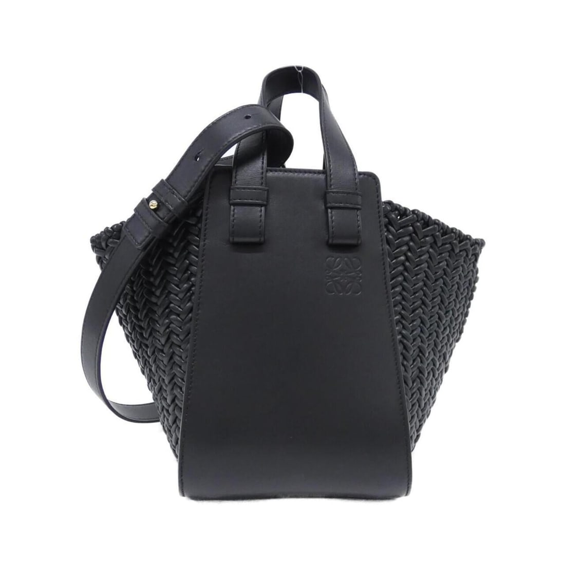 Loewe Hammock Compact A538H13X36 Shoulder Bag: --- Catalog ---Category: SizeSize (HxWxD): 21cm x 32cm x 14cm / 8.26'' x 12.59'' x 5.51''Category: DesignType: Shoulder bagColor: BlackGender: WomenMaterial: Leather Leather/Fur Type: Calfskin,