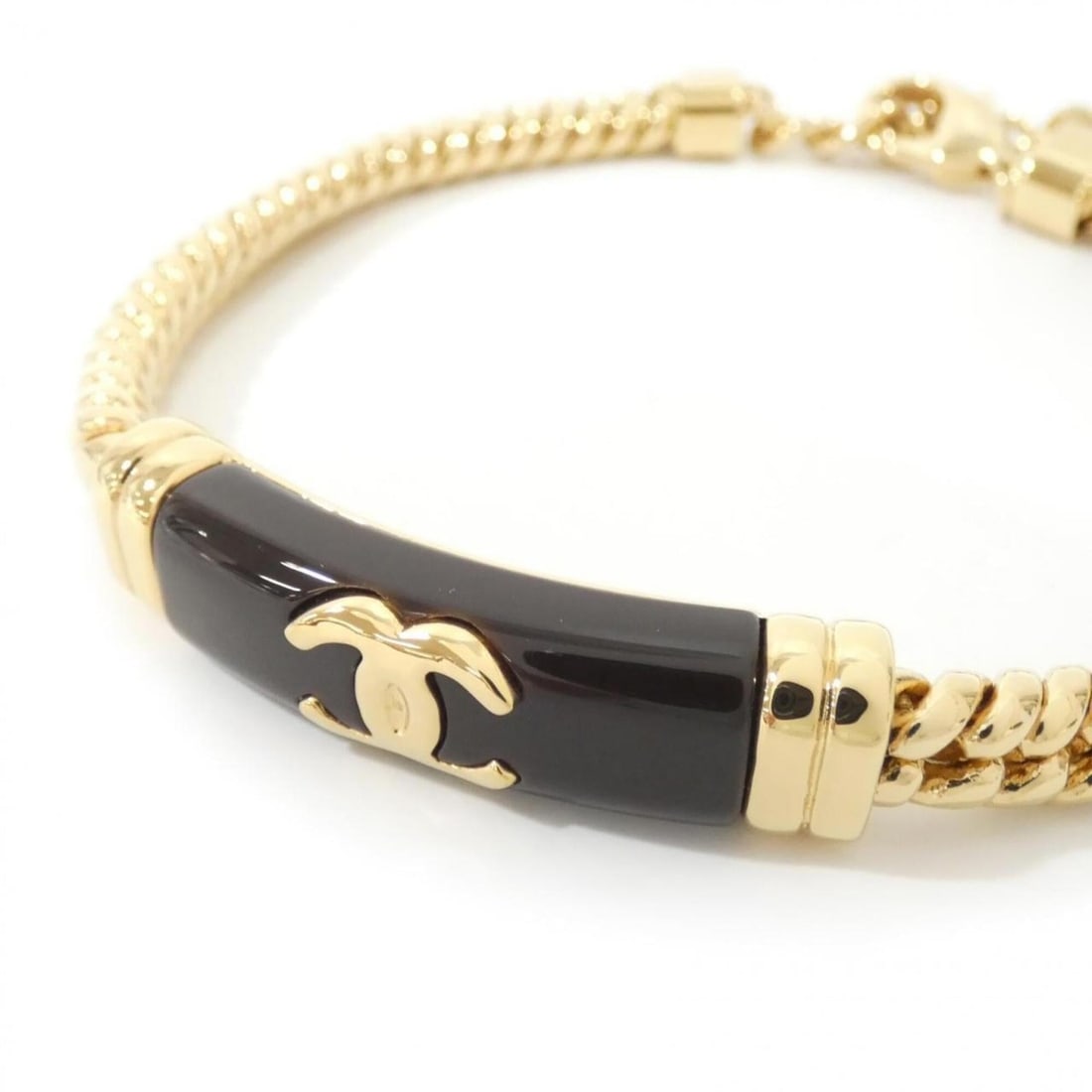 Chanel choker: --- Catalog ---Category: SizePendant Size: 1.3mm x 5.5mm / 0.05'' x 0.21''Neck Circumference: 40 cm / 15.74''Category: DesignColor: BrownGender: WomenNecklace Type: ChokerCategory: GeneralBrand: