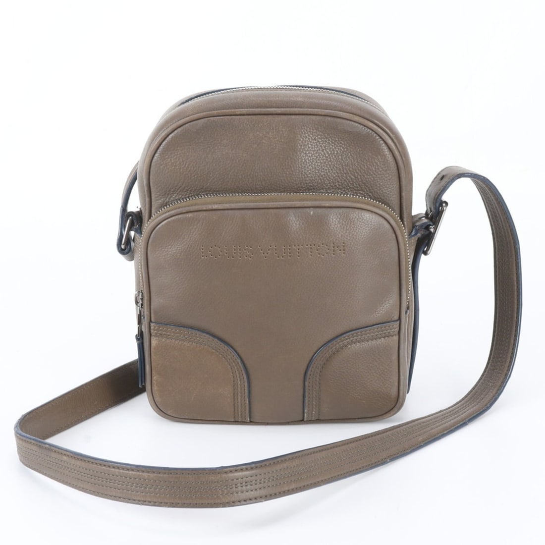 Louis Vuitton Cuir Vecchia Trotteur M95781 Leather Shoulder Bag Messenger for Men: --- Catalog ---Category: SizeSize (HxWxD): 24cm x 20cm x 8cm / 9.44'' x 7.87'' x 3.14''Category: DesignType: Messenger bag, Shoulder bagColor: BrownGender: MenMaterial: Leather Category: GeneralBrand: