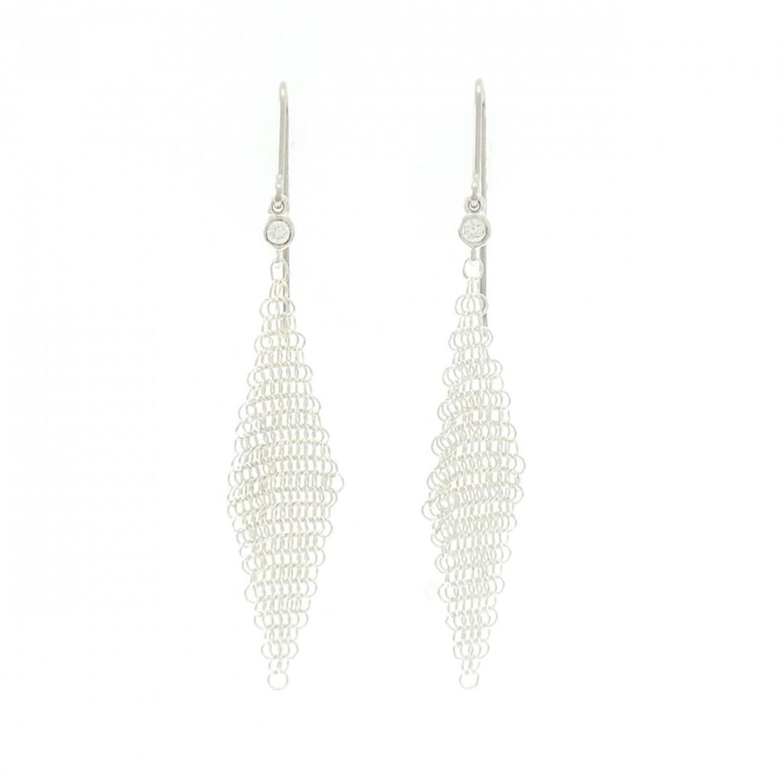 Tiffany Mesh Earrings: --- Catalog ---Category: SizeSize (HxWxD): 42.00mm x 9.50mm / 1.65'' x 0.37''Category: DesignType: Drop earringsColor: SilverGender: WomenMaterial: Silver 925Category: GeneralBrand: Tiffany--- Item