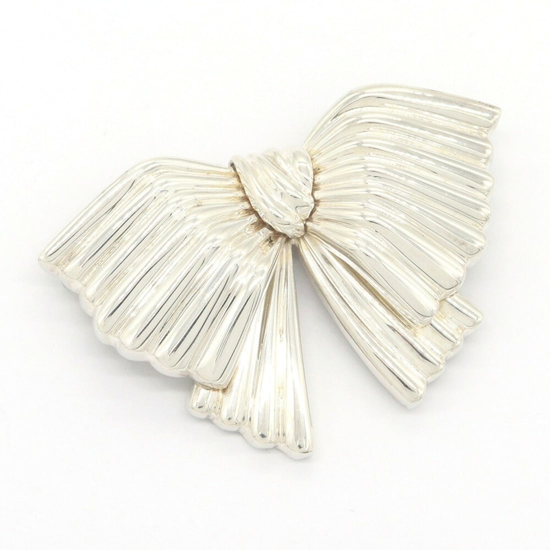 Tiffany & Co. Ribbon Brooch, Sterling Silver 925, Women's, Vintage, Knot Design, TIFFANY&Co.: --- Catalog ---Category: SizeCharm Size: 5.5cm x 3.6cm / 2.17'' x 1.42''Category: DesignType: BroochColor: SilverGender: WomenMaterial: Sterling silver 925Category: GeneralBrand: Tiffany--- Item List