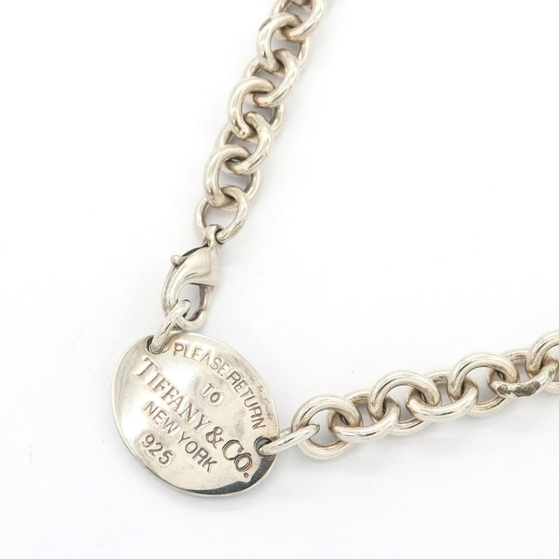 Tiffany & Co. Return to Oval Tag Choker Necklace, Sterling Silver 925 Pendant Chain, Women's.: --- Catalog ---Category: SizePendant Size: 23mm x 18mm / 0.9'' x 0.7''Neck Circumference: 41.5 cm / 16.33''Category: DesignColor: SilverGender: WomenMaterial: Sterling silver 925Pendant Type: PendantN