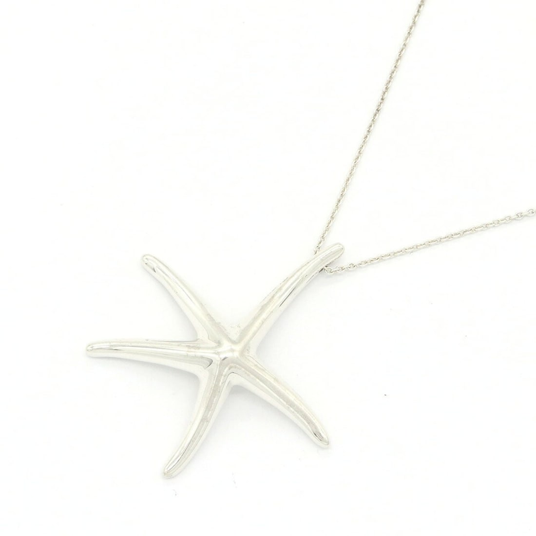 Tiffany & Co. Elsa Peretti Starfish Necklace, Sterling Silver 925, Pendant Choker, Women's.: --- Catalog ---Category: SizePendant Size: 3.6mm x 3.9mm / 0.14'' x 0.15''Neck Circumference: 41.5 cm / 16.33''Category: DesignColor: SilverGender: WomenMaterial: Sterling silver 925Pendant Type: Pend