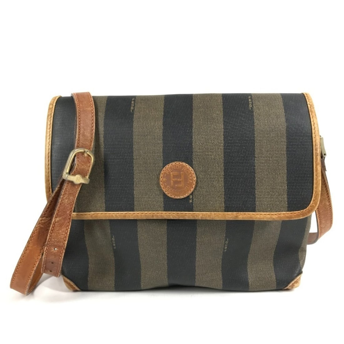 FENDI Vintage Logo Pequin Pochette Crossbody Bag Flap Shoulder Leather Men's Women's Khaki: --- Catalog ---Category: SizeSize (HxWxD): 19.5cm x 24.5cm x 7cm / 7.67'' x 9.64'' x 2.75''Category: DesignType: Pochette, Shoulder bagColor: Brown, KhakiGender: Men,WomenMaterial: PVC , Leather Categ