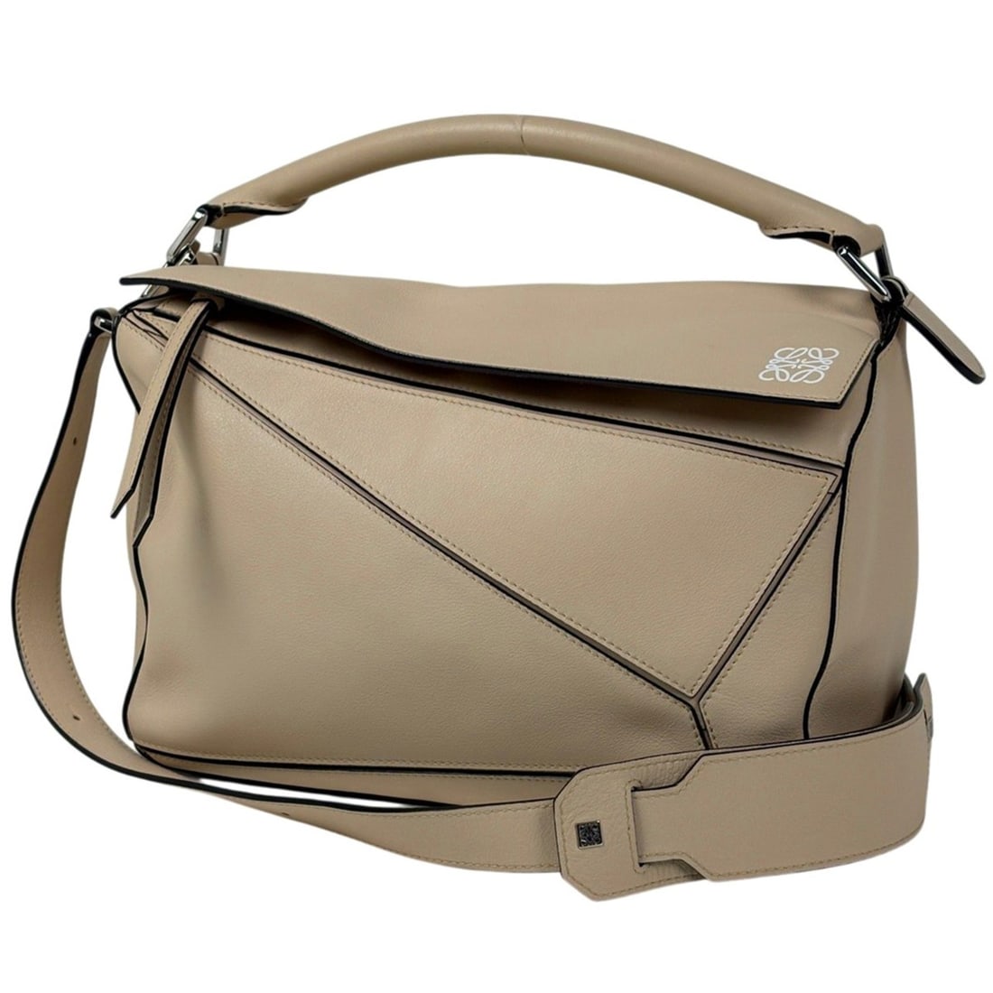 Loewe Puzzle Bag, 2-way handbag, Anagram pattern, leather, beige, women's.: --- Catalog ---Category: SizeSize (HxWxD): 18cm x 28.5cm x 12cm / 7.08'' x 11.22'' x 4.72''Category: DesignType: HandbagColor: BeigeGender: WomenMaterial: Leather Category: GeneralBrand: Loewe--- Item