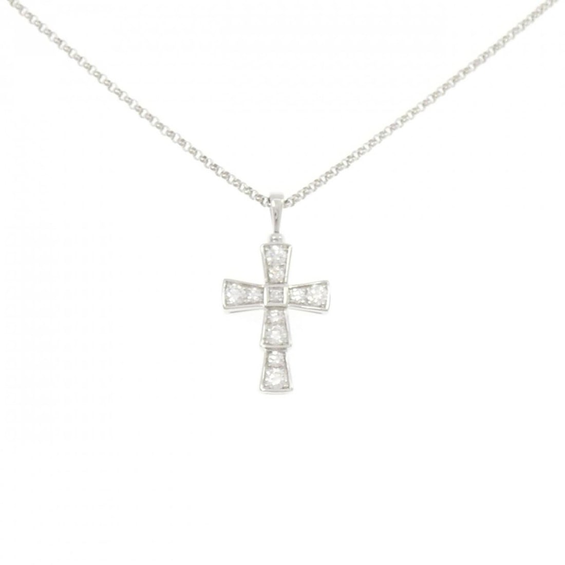 Bvlgari Cross Small Necklace: --- Catalog ---Category: SizePendant Size: 22.4mm x 11.8mm / 0.88'' x 0.46''Neck Circumference: 42 cm - 52 cm / 16.53'' - 20.47''Category: DesignColor: White goldStone: DiamondGender: WomenMaterial: W