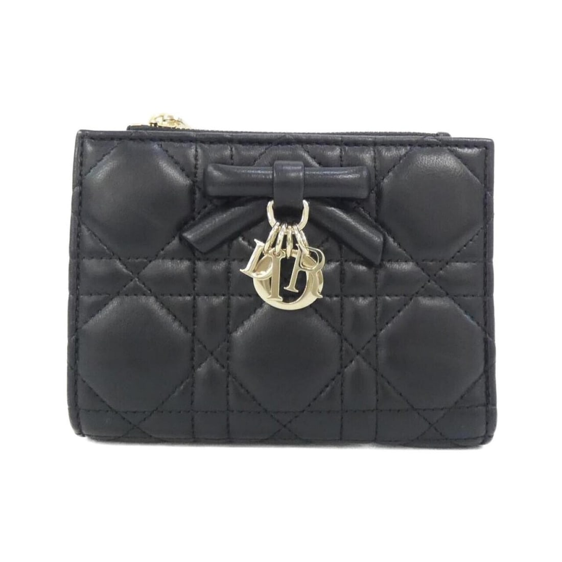 Christian Dior Lady Dahlia S2605OUQA Wallet: --- Catalog ---Category: SizeSize (HxWxD): 9cm x 12cm x 2.5cm / 3.54'' x 4.72'' x 0.98''Category: DesignType: Wallet (bi-fold)Color: BlackGender: Women,MenMaterial: Leather Category: GeneralBrand: