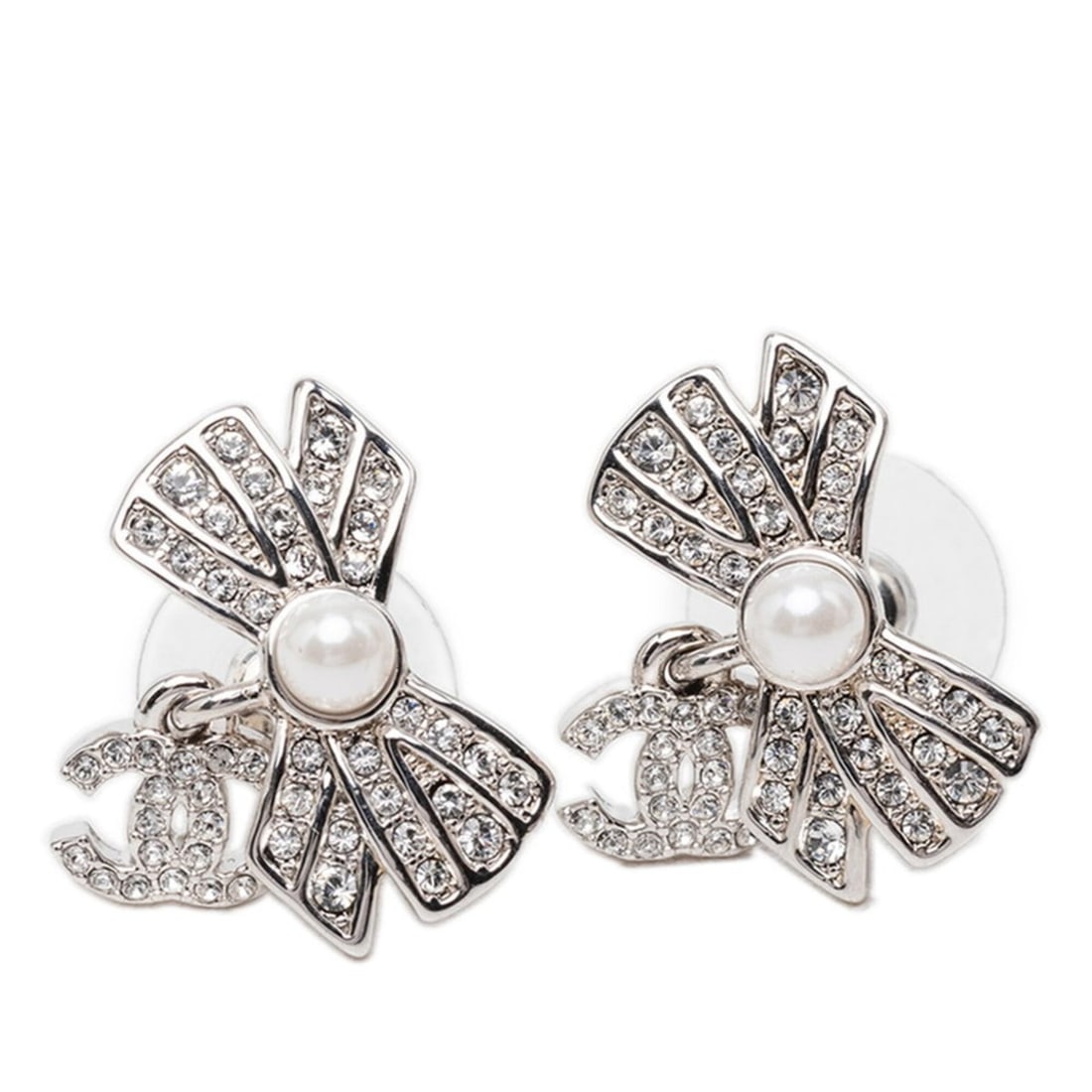 Chanel Coco Mark Ribbon Stud Earrings A22P Silver Pearl Rhinestone Metal Women's CHANEL: --- Catalog ---Category: SizeSize (HxWxD): 19.00mm x 17.00mm / 0.75'' x 0.67''Category: DesignType: Stud earringsColor: SilverStone: Pearl, RhinestoneGender: WomenMaterial: MetalCategory: GeneralBrand
