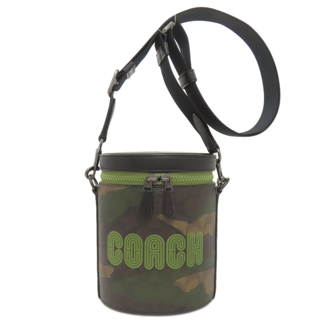 Coach CC024 Signature Shoulder Bag PVC Women's COACH: --- Catalog ---Category: SizeSize (HxWxD): 18.5cm x 14.5cm x 10.5cm / 7.28'' x 5.7'' x 4.13''Strap Length: 93cm - 146.5cm / 36.61'' - 57.67''Category: DesignType: Shoulder bagColor: Black, GreenGender