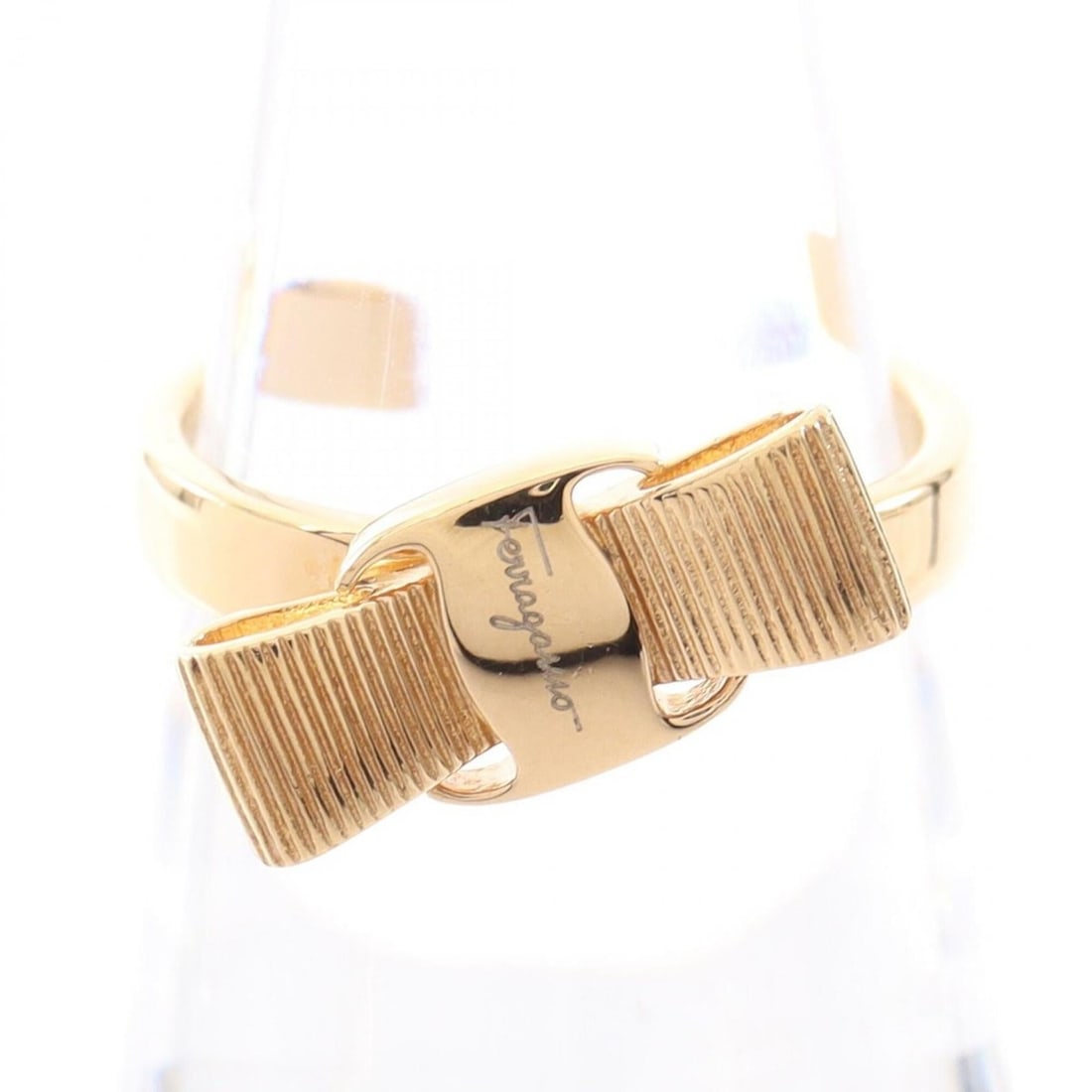 Salvatore Ferragamo Villa Ribbon Ring - Gold Plated (GP) Women's Tone: --- Catalog ---Category: SizeJP Size: 11US Size: 6Category: DesignType: Band ringColor: GoldGender: WomenMaterial: Gold platingCategory: GeneralBrand: Salvatore Ferragamo--- Item List ---Section: Cond