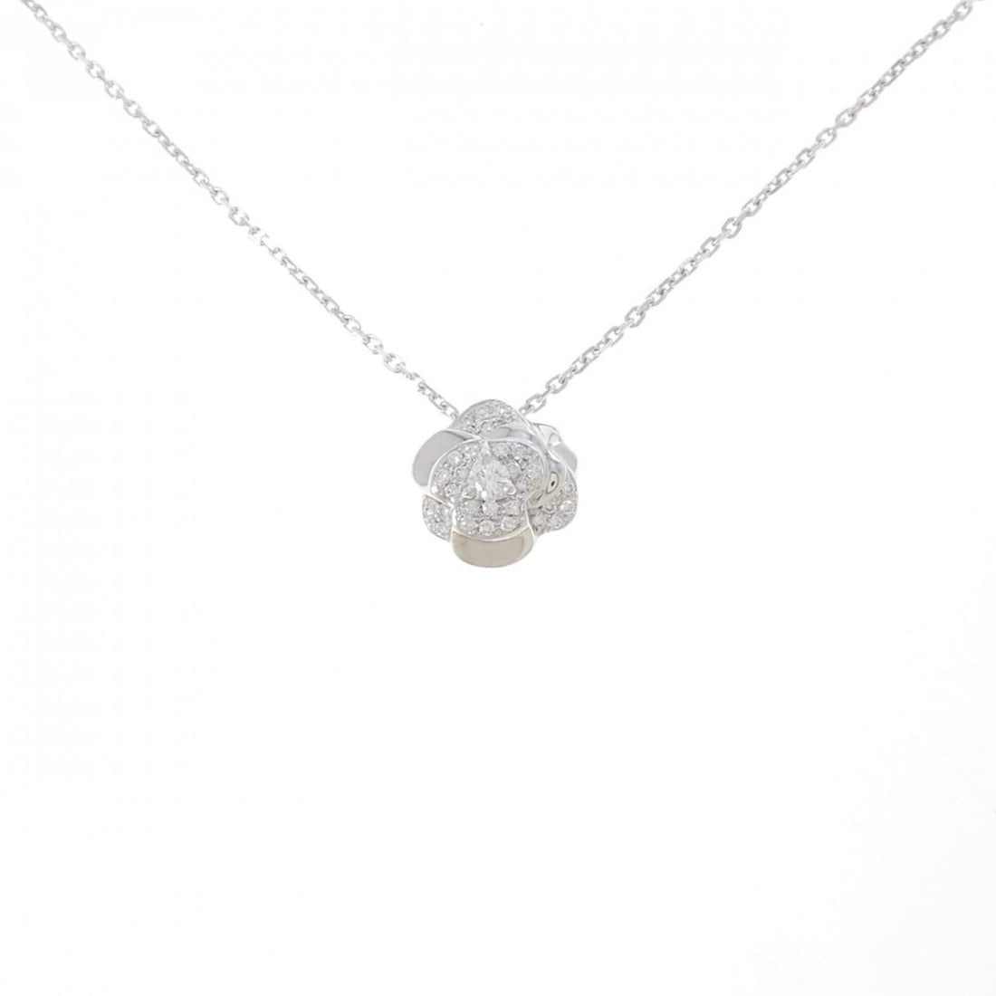 Chanel Camellia Necklace: --- Catalog ---Category: SizePendant Size: 12.7mm x 12.4mm / 0.49'' x 0.48''Neck Circumference: 38 cm / 14.96''Category: DesignStone: DiamondGender: WomenMaterial: White gold (18K)Pendant Type: Pendan