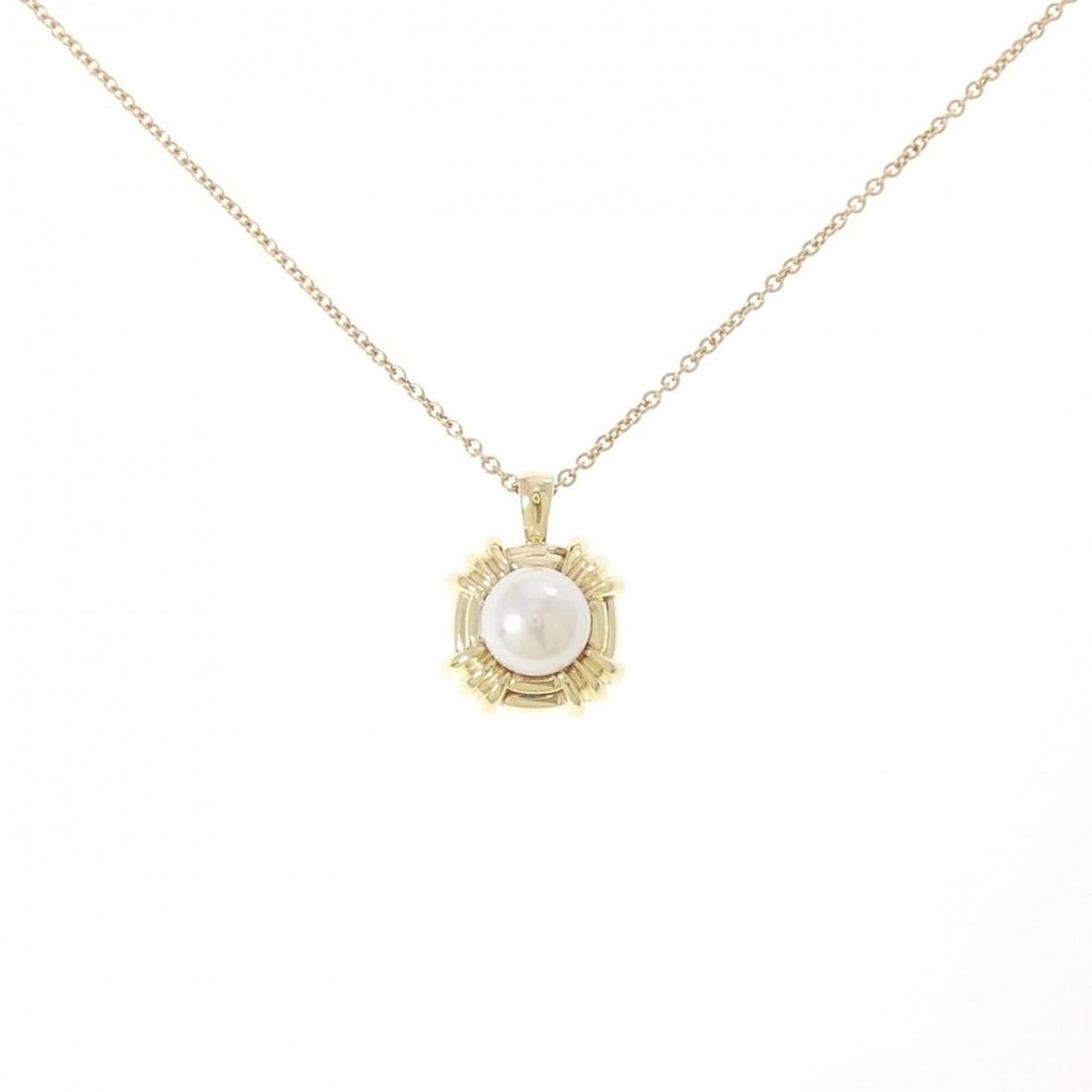 Tiffany & Co. Akoya Pearl Necklace 6.4mm: --- Catalog ---Category: SizePendant Size: 14.6mm x 11.1mm / 0.57'' x 0.43''Neck Circumference: 41 cm / 16.14''Category: DesignGender: WomenMaterial: Yellow gold (18K)Pendant Type: PendantNecklace