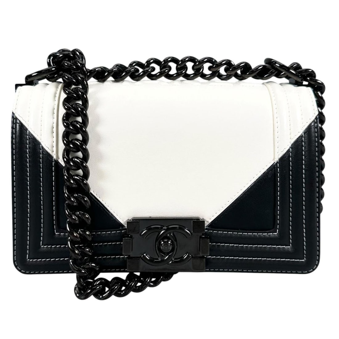CHANEL Boy Chanel Geometric Chain Shoulder Bag, Lambskin, White, Women's: --- Catalog ---Category: SizeStrap Drop: 52cm / 20.47''Size (HxWxD): 13cm x 20cm x 7cm / 5.11'' x 7.87'' x 2.75''Strap Length: 115cm / 45.27''Category: DesignType: Shoulder bagColor: Black, WhiteGende