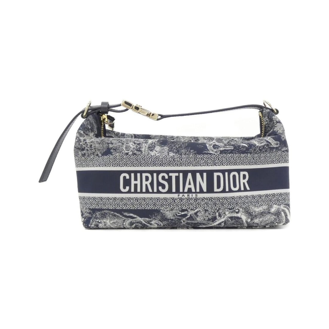 Christian Dior REVERSE TOILE DE JOUY Travel S5554OTEU Handbag Pouch: --- Catalog ---Category: SizeSize (HxWxD): 10cm x 22cm x 10cm / 3.93'' x 8.66'' x 3.93''Category: DesignType: Handbag, PouchColor: BlueGender: Men,WomenMaterial: Nylon Hardware Color: GoldCategory: