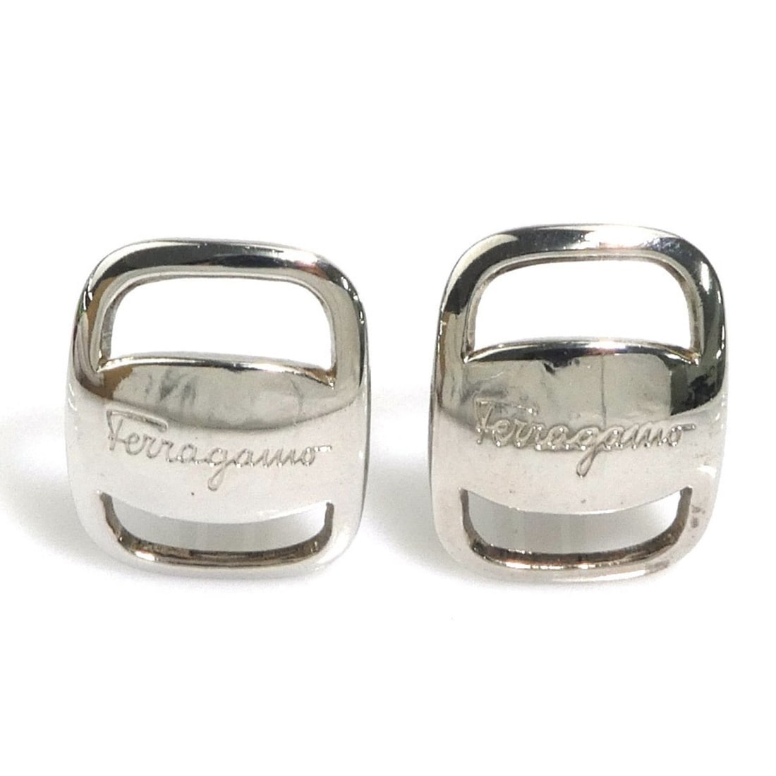 Salvatore Ferragamo Vara Metal Silver Earrings for Women h32325b: --- Catalog ---Category: SizeSize (HxWxD): 25.00mm x 20.00mm / 0.98'' x 0.79''Category: DesignType: Clip earringsColor: SilverGender: WomenMaterial: MetalCategory: GeneralBrand: Salvatore Ferragamo---