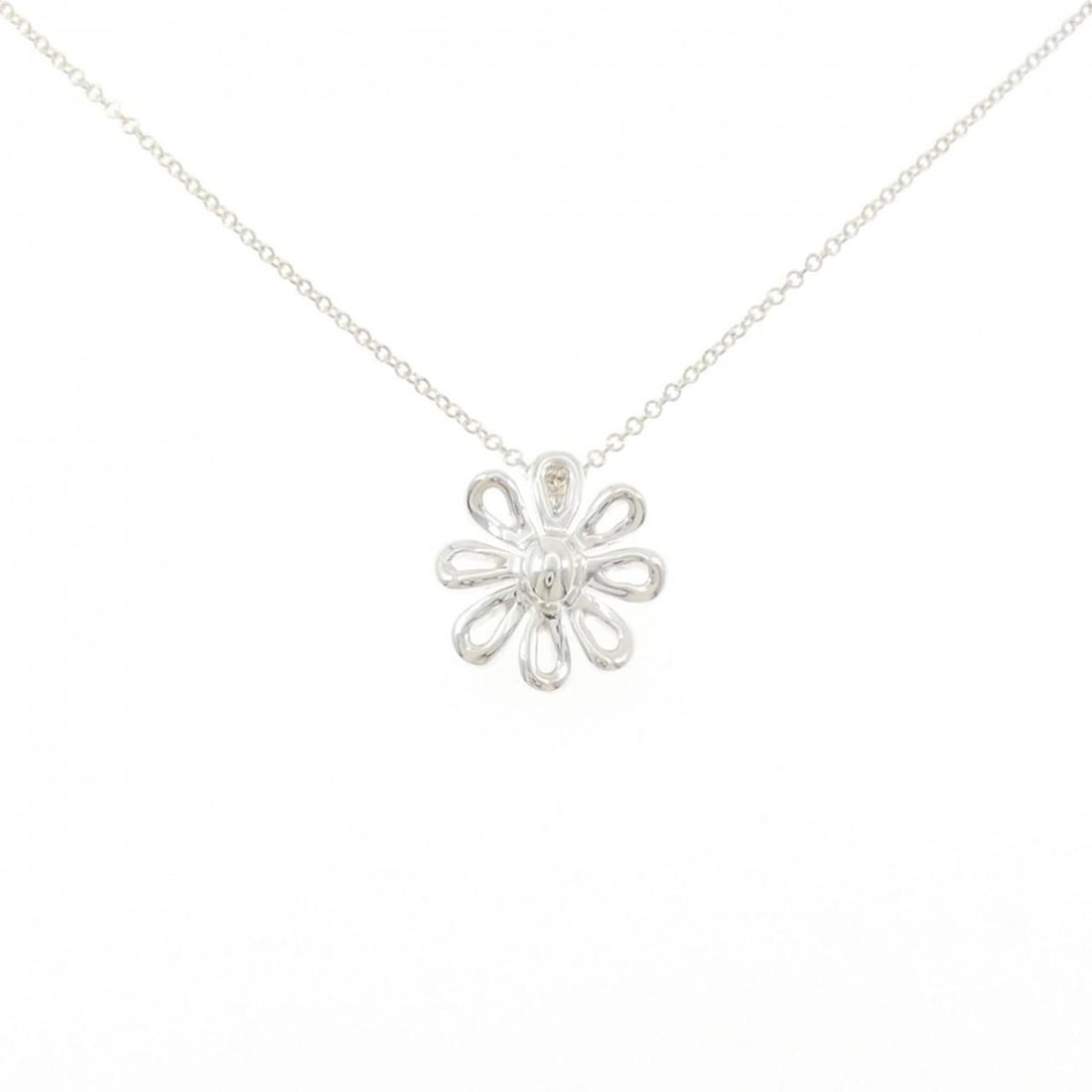 Tiffany Daisy Necklace: --- Catalog ---Category: SizePendant Size: 14.7mm x 13.7mm / 0.57'' x 0.53''Neck Circumference: 41 cm / 16.14''Category: DesignGender: WomenMaterial: Silver 925Pendant Type: PendantNecklace Type: