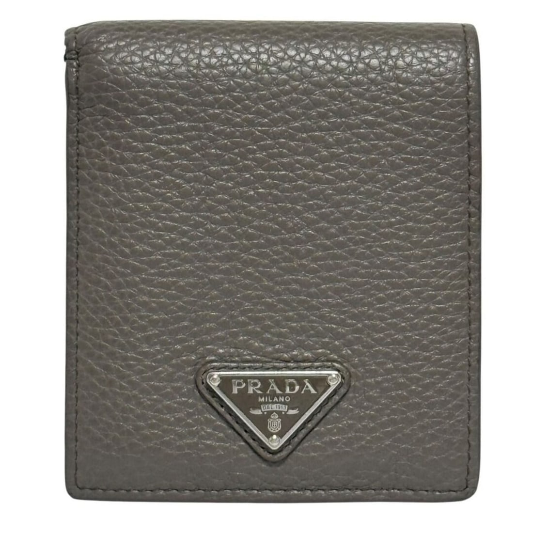 Prada Men's Vitello Daino Bi-fold Wallet, Bamboo Gray: --- Catalog ---Category: SizeSize (HxWxD): 9cm x 11cm x 2.5cm / 3.54'' x 4.33'' x 0.98''Category: DesignType: Wallet (bi-fold)Color: GrayGender: MenMaterial: Leather Category: GeneralBrand: PradaCount