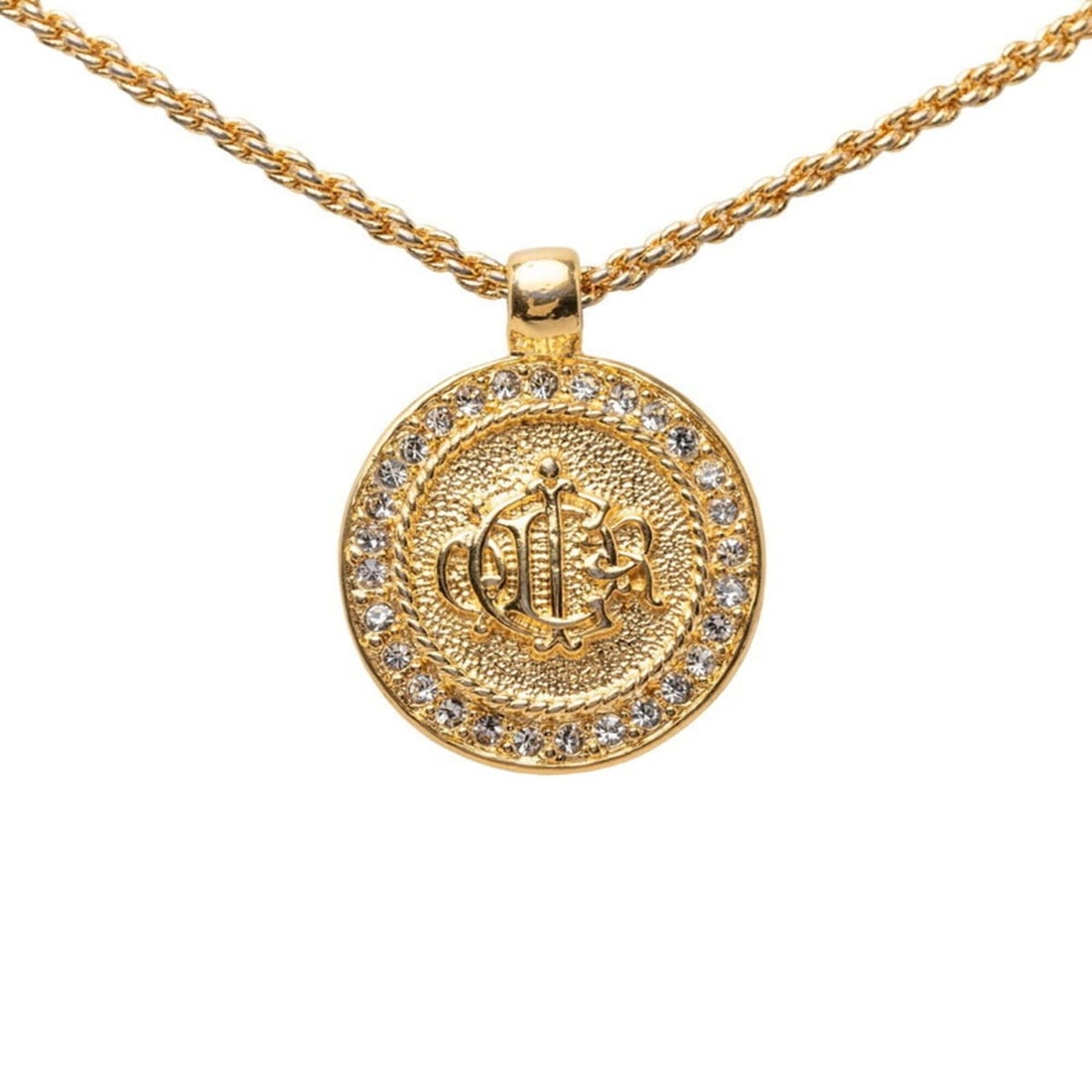 Christian Dior Dior Logo Emblem Round Circle Necklace Gold Plated Rhinestone Women's: --- Catalog ---Category: SizePendant Size: 22.2mm x 22.5mm / 0.87'' x 0.88''Neck Circumference: 44 cm / 17.32''Category: DesignColor: GoldGender: WomenMaterial: RhinestoneNecklace Type: NecklaceCatego