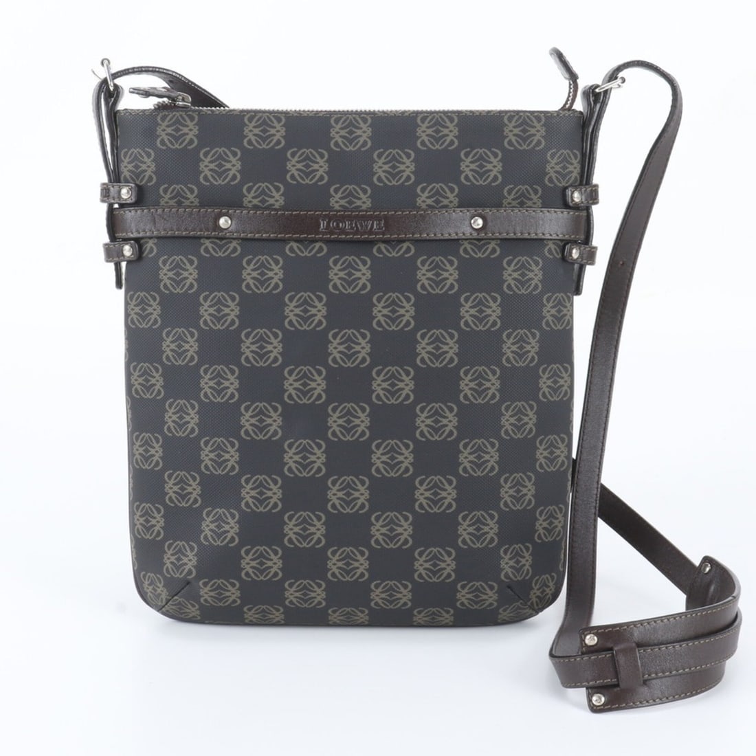 Loewe Anagram Repeat Leather Shoulder Bag Crossbody Brown Women's: --- Catalog ---Category: SizeSize (HxWxD): 26cm x 22cm x 6cm / 10.23'' x 8.66'' x 2.36''Category: DesignType: Shoulder bagColor: BrownGender: WomenMaterial: Leather , Coated canvas Category: GeneralBr