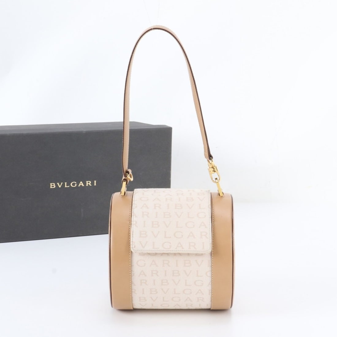 Bvlgari B.zero1 Logomania Leather Drum Shoulder Bag Tote Handbag for Women: --- Catalog ---Category: SizeSize (HxWxD): 15cm x 16cm x 15cm / 5.9'' x 6.29'' x 5.9''Strap Length: 5cm / 1.96''Category: DesignType: Handbag, Shoulder bag, Tote bagColor: BeigeGender: WomenMaterial: 