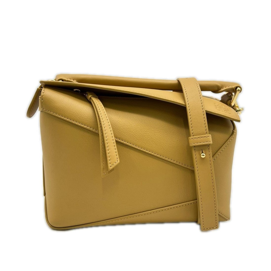 LOEWE Soft Grain Calf Puzzle Bag Small Sahara 10896736 Shoulder Yellow Women's: --- Catalog ---Category: SizeSize (HxWxD): 16.5cm x 24cm x 10.5cm / 6.49'' x 9.44'' x 4.13''Strap Length: 104cm / 40.94''Handle Length: 26cm / 10.23''Category: DesignType: Shoulder bagColor: YellowGen