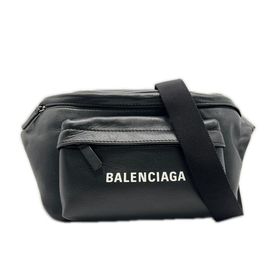 BALENCIAGA Balenciaga Leather Everyday Body Bag 552375 Black Calf Men's: --- Catalog ---Category: SizeSize (HxWxD): 17.5cm x 29cm x 3cm / 6.88'' x 11.41'' x 1.18''Strap Length: 85cm / 33.46''Category: DesignType: Sling bagColor: BlackGender: MenClosure: ZipperMaterial: Lea