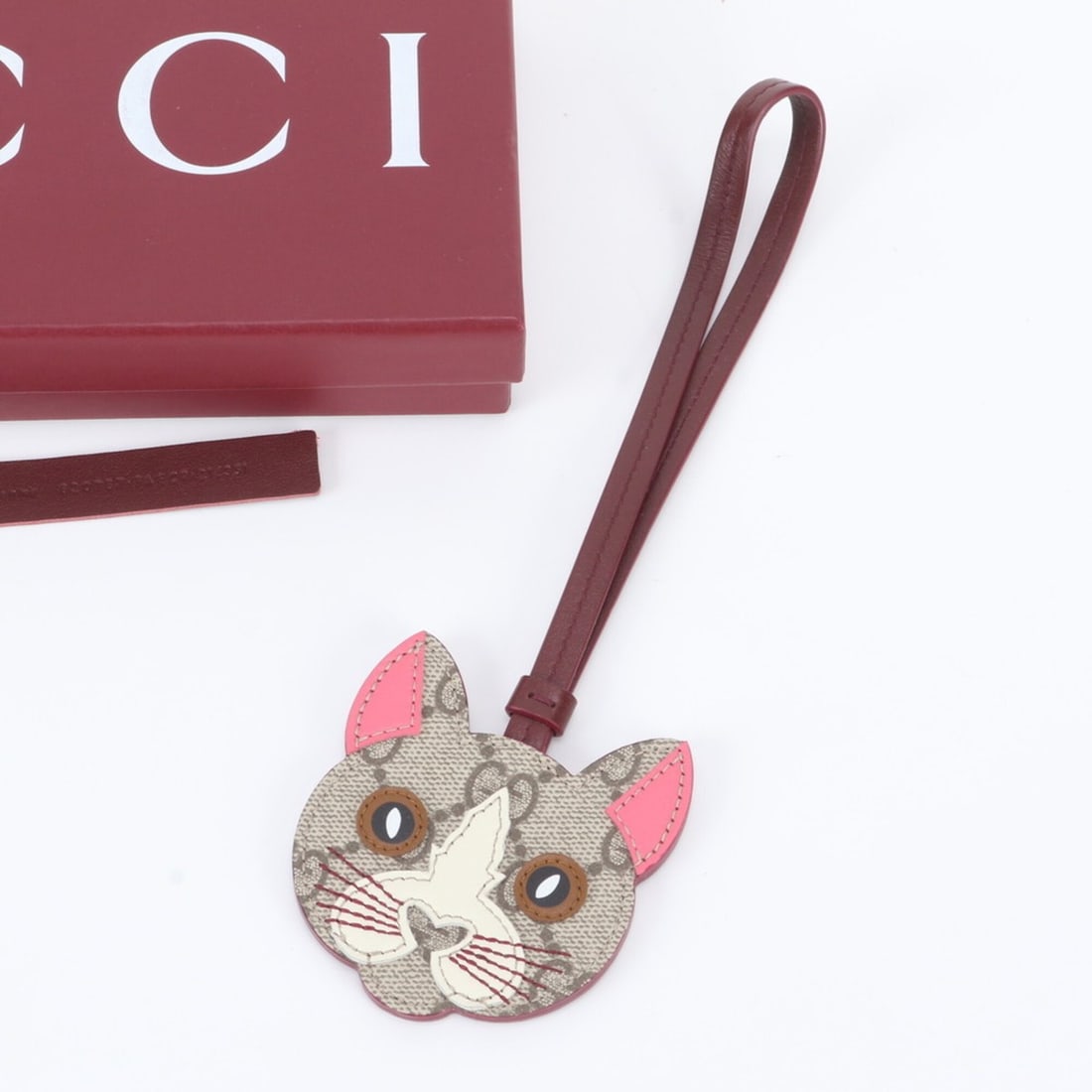 Unused Gucci GG Supreme Cat Shape Charm, Accessory, Bag Leather, Women's (Item No. 820787): --- Catalog ---Category: SizeSize (HxWxD): 75.00mm x 70.00mm / 2.95'' x 2.76''Category: DesignType: Handbag charmColor: BordeauxGender: WomenMaterial: LeatherCategory: GeneralBrand: GucciCountry of Or