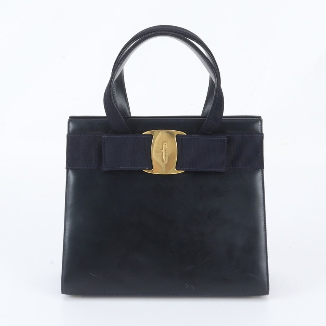 Salvatore Ferragamo Vara Ribbon BA214178 Leather Handbag Tote Bag Navy Blue Women's: --- Catalog ---Category: SizeSize (HxWxD): 21cm x 24cm x 10cm / 8.26'' x 9.44'' x 3.93''Category: DesignType: Handbag, Tote bagColor: NavyGender: WomenMaterial: Leather Category: GeneralBrand: Salvato