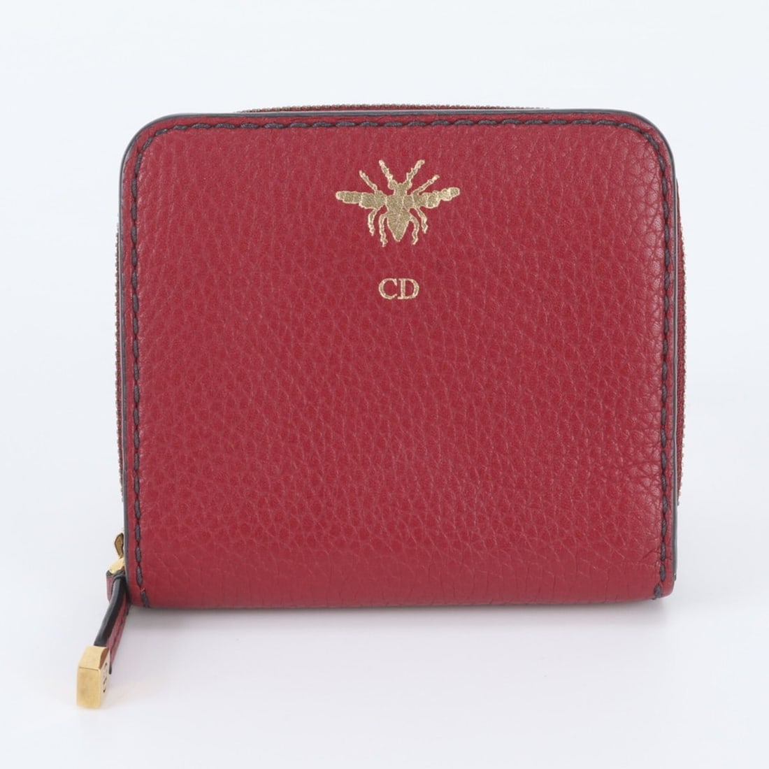 Christian Dior Bee Leather Bi-fold Wallet with Round Zipper for Men: --- Catalog ---Category: SizeSize (HxWxD): 10cm x 10.5cm x 2.5cm / 3.93'' x 4.13'' x 0.98''Category: DesignType: Wallet (bi-fold)Color: BordeauxGender: Men,WomenMaterial: Leather Category: GeneralBran