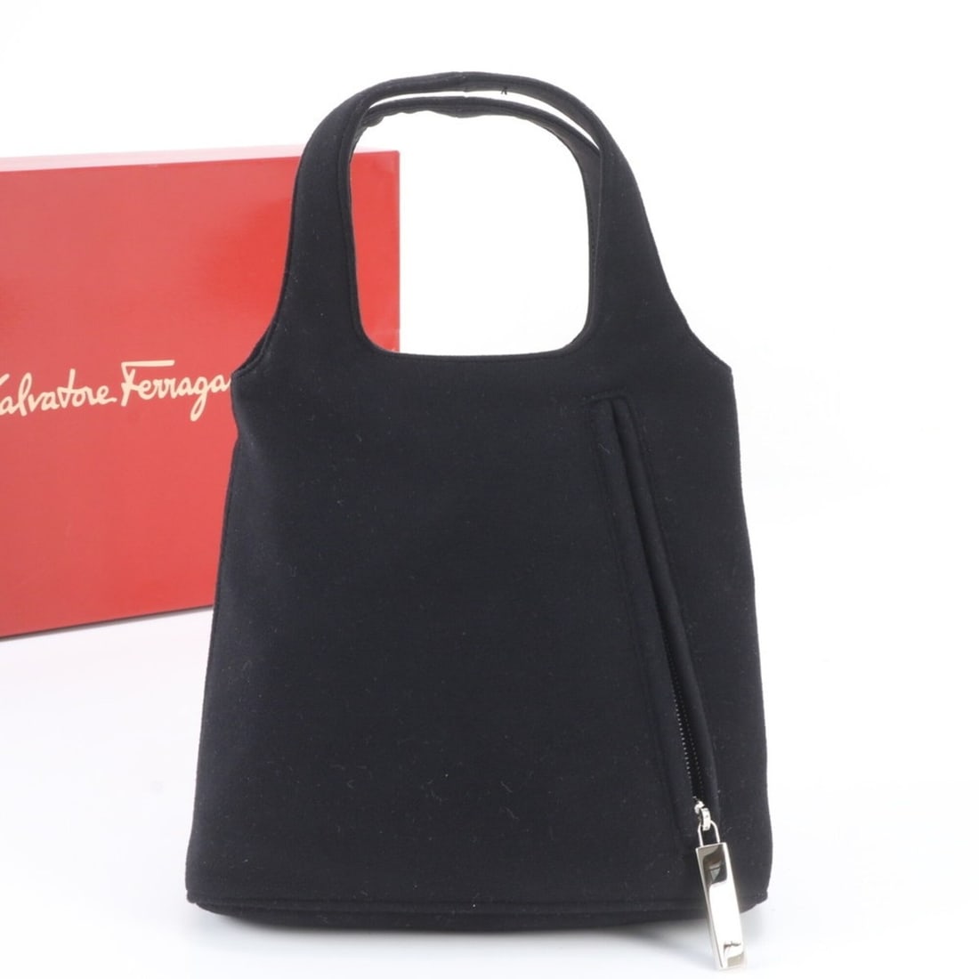Salvatore Ferragamo Reversible 9673 Handbag Tote Bag Black Women's: --- Catalog ---Category: SizeSize (HxWxD): 21cm x 23cm x 8cm / 8.26'' x 9.05'' x 3.14''Category: DesignType: Handbag, Tote bagColor: BlackGender: WomenCategory: GeneralBrand: Salvatore FerragamoCountr