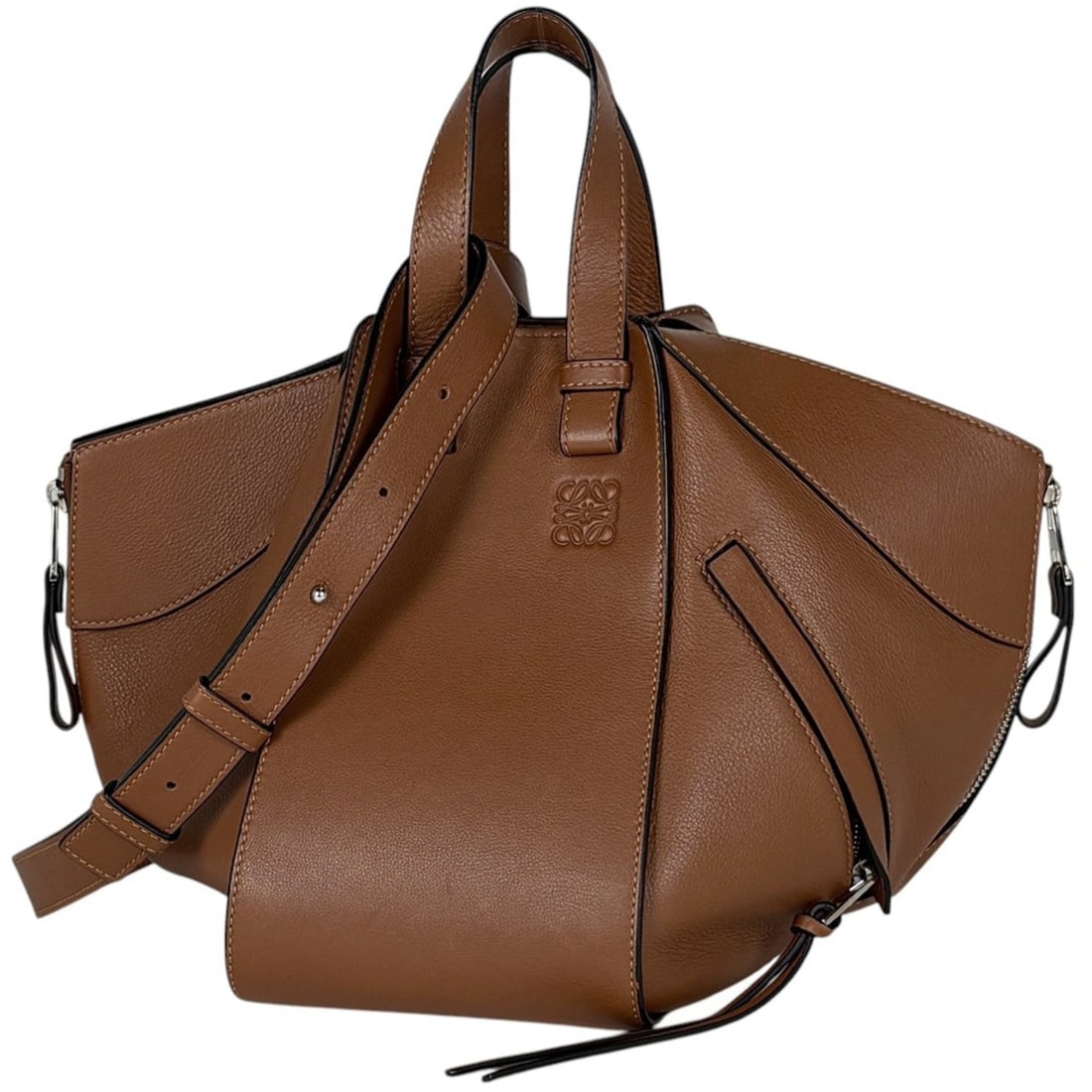 Loewe Hammock Bag, Small Handbag, Anagram, 2-Way, Leather, Brown, Women's: --- Catalog ---Category: SizeSize (HxWxD): 24cm x 14cm x 24.5cm / 9.44'' x 5.51'' x 9.64''Category: DesignType: HandbagColor: BrownGender: WomenMaterial: Leather Category: GeneralBrand: Loewe--- Item 