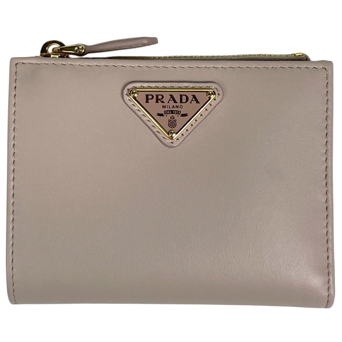 Prada PRADA Logo Plate Bi-fold Leather Wallet Pink Women's: --- Catalog ---Category: SizeSize (HxWxD): 9cm x 11.5cm x 1.5cm / 3.54'' x 4.52'' x 0.59''Category: DesignType: Wallet (bi-fold)Color: PinkGender: WomenMaterial: Leather Category: GeneralBrand: Prada-