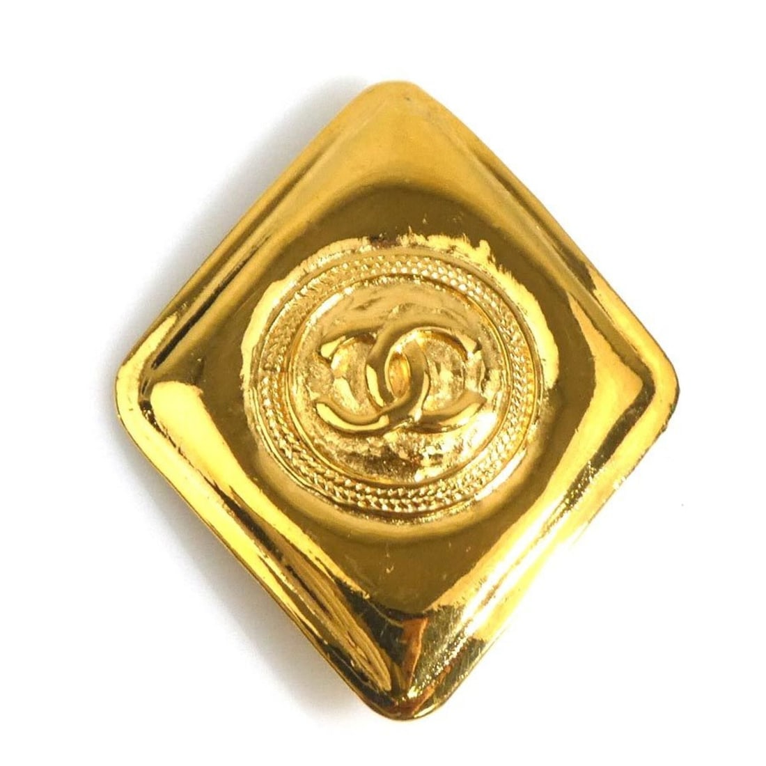 Chanel brooch, metal, gold, women's, r11324i: --- Catalog ---Category: SizeSize (HxWxD): 5cm x 4.2cm / 1.96'' x 1.65''Category: DesignType: BroochColor: GoldGender: WomenMaterial: MetalCategory: GeneralBrand: ChanelCountry of Origin: France--- It