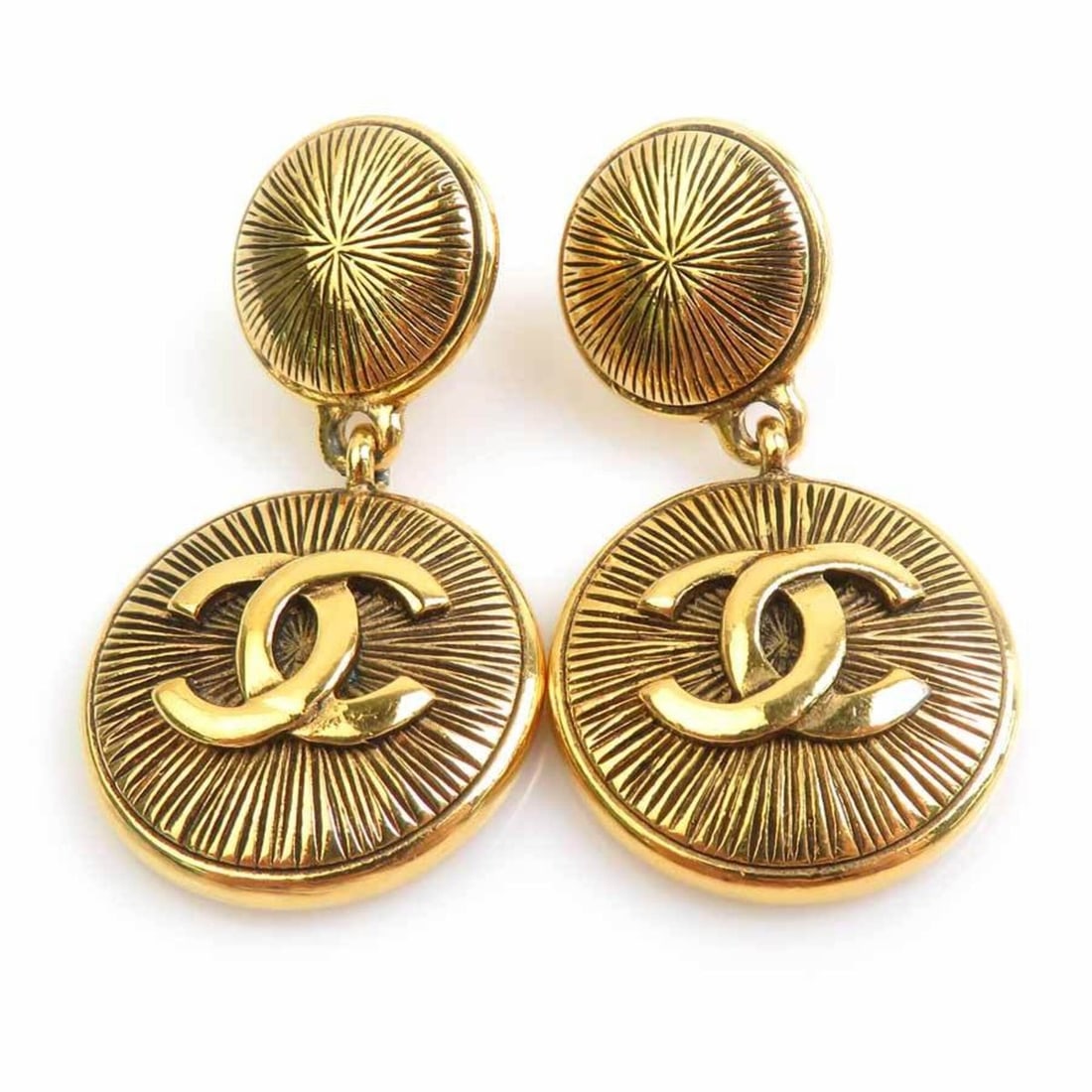 Chanel earrings, Coco Mark design, metal, gold, women's, e62054a: --- Catalog ---Category: SizeSize (HxWxD): 48.00mm x 25.00mm / 1.89'' x 0.98''Category: DesignType: Clip earringsColor: GoldGender: WomenMaterial: MetalCategory: GeneralBrand: ChanelCountry of Origin: