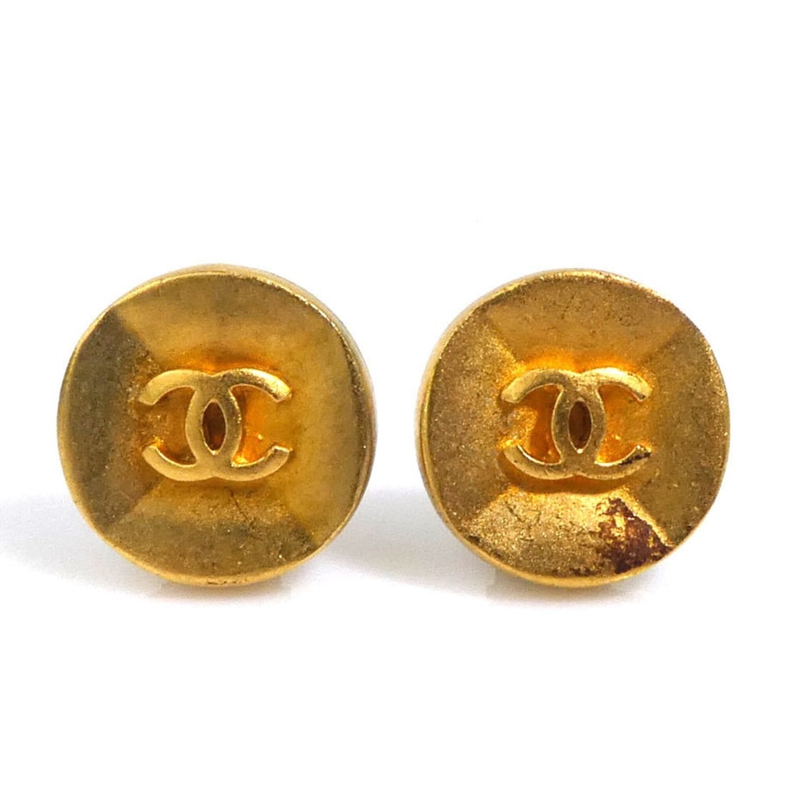 Chanel earrings, Coco Mark design, metal, gold, women's, e62056a: --- Catalog ---Category: SizeSize (HxWxD): 20.00mm x 20.00mm / 0.79'' x 0.79''Category: DesignType: Clip earringsColor: GoldGender: WomenMaterial: MetalCategory: GeneralBrand: ChanelCountry of Origin: