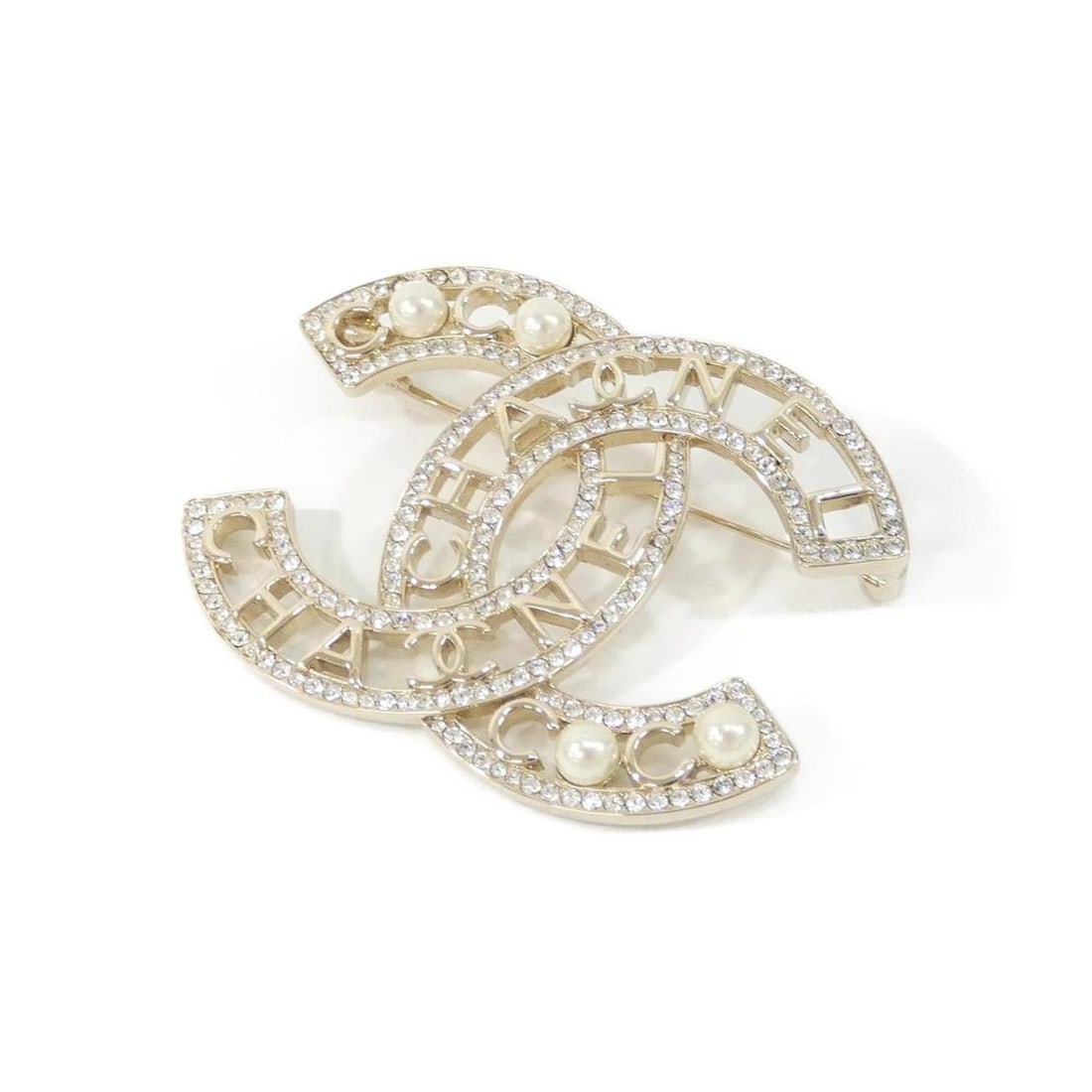 Chanel AB4879 Brooch: --- Catalog ---Category: SizeSize (HxWxD): 4.2cm x 5.7cm / 1.65'' x 2.24''Category: DesignType: BroochColor: Gold, WhiteStone: Artificial pearl, CrystalGender: WomenCategory: GeneralMPN: AB4879Brand: 