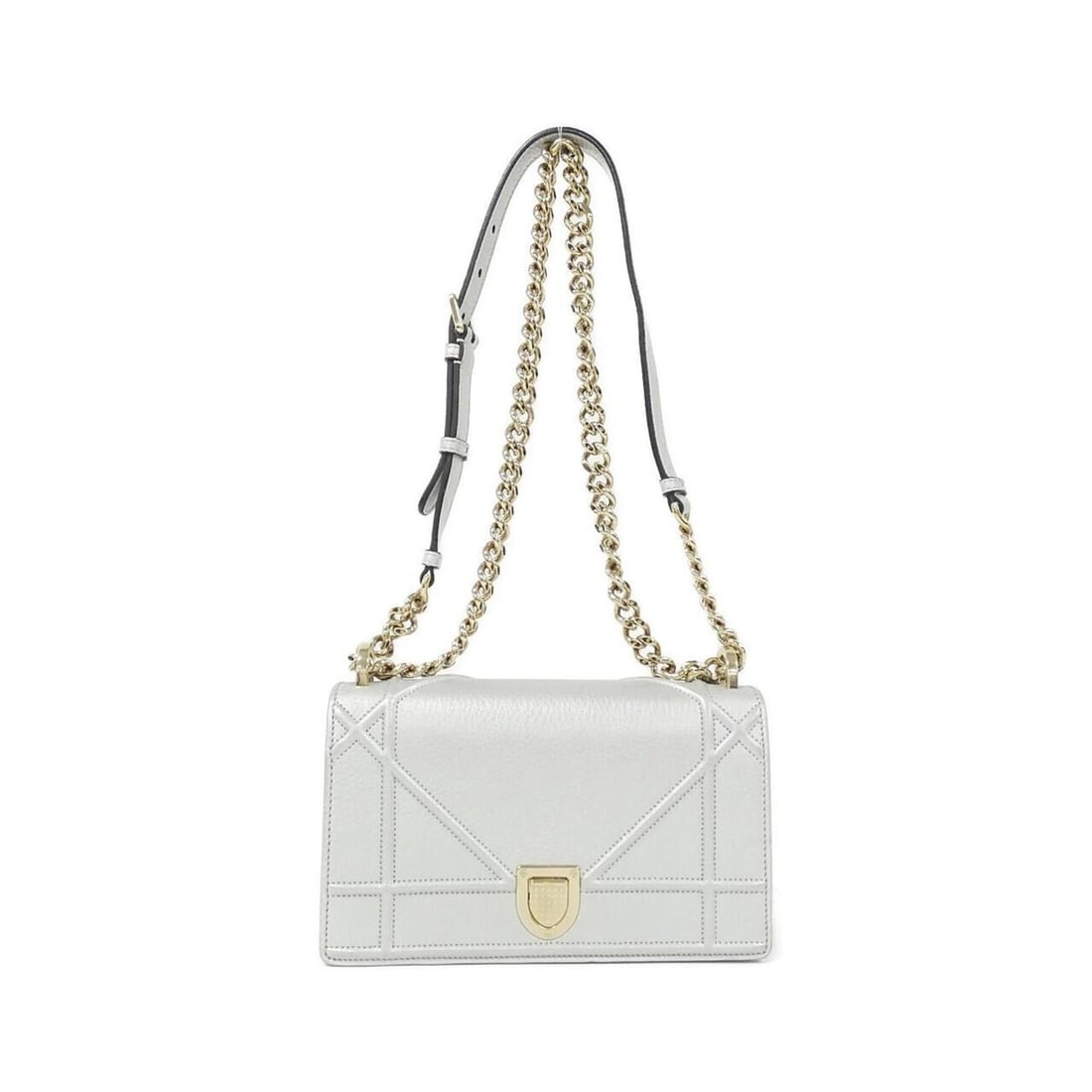 Christian Dior Diorama M0421OVKQ Shoulder Bag: --- Catalog ---Category: SizeSize (HxWxD): 13cm x 22cm x 6cm / 5.11'' x 8.66'' x 2.36''Category: DesignType: Shoulder bagColor: SilverGender: WomenClosure: StrapMaterial: Leather Leather/Fur Type: Cal