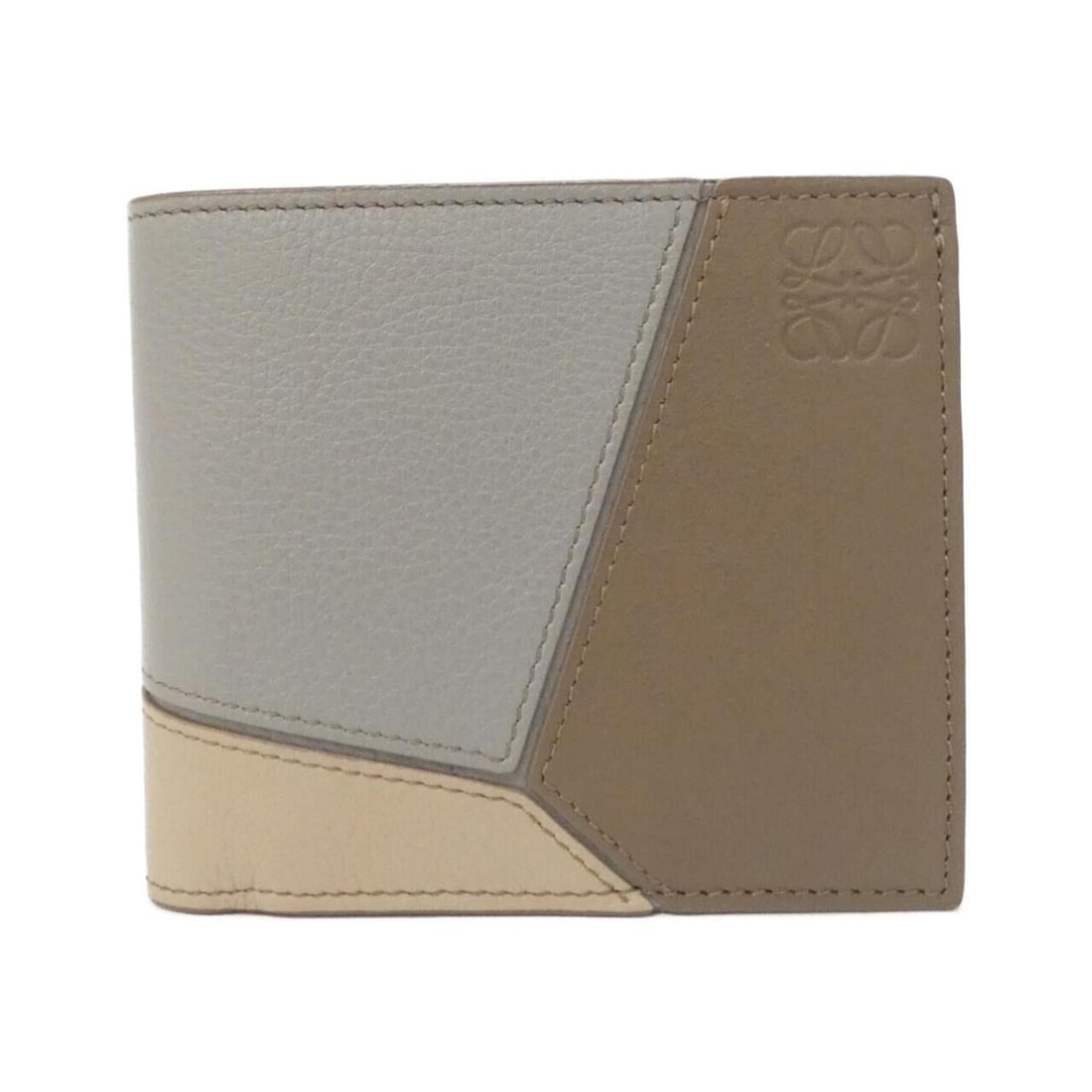 Loewe Puzzle Bifold Coin Wallet C510501X03: --- Catalog ---Category: SizeSize (HxWxD): 9.5cm x 11cm x 2cm / 3.74'' x 4.33'' x 0.78''Category: DesignType: Wallet (bi-fold)Color: Brown, GrayGender: WomenMaterial: Leather Leather/Fur Type: