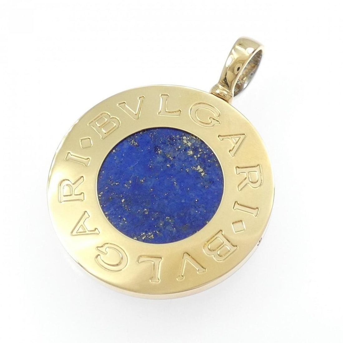 Bvlgari pendant: --- Catalog ---Category: SizePendant Size: 47.1mm x 34.9mm / 1.85'' x 1.37''Category: DesignColor: Silver, Yellow goldStone: Lapis lazuli, OnyxGender: WomenMaterial: Stainless steel, Yellow gold