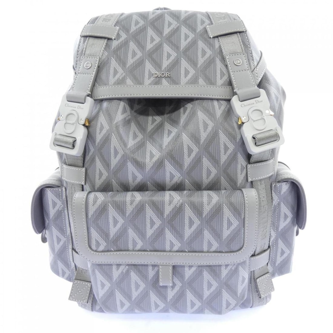 Christian Dior Dior DIOR HIT THE ROAD CD DIAMOND 1HTBA184CDP Backpack: --- Catalog ---Category: SizeSize (HxWxD): 40cm x 38cm x 11cm / 15.74'' x 14.96'' x 4.33''Category: DesignType: BackpackColor: GrayGender: MenCategory: GeneralMPN: 1HTBA184CDPBrand: Christian Dior--- 